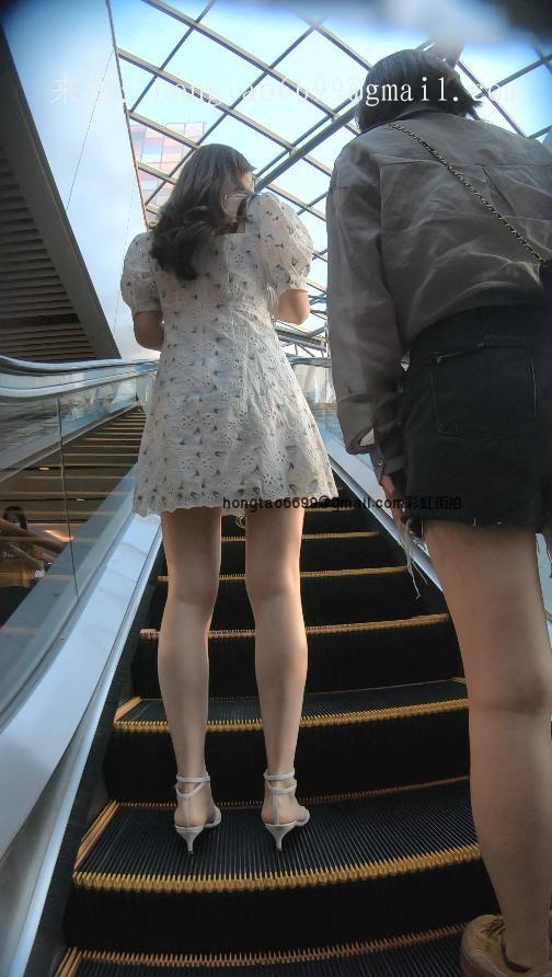 【名门夜宴2020街拍系列CD】86-花裙美女大白腿坐扶梯被C