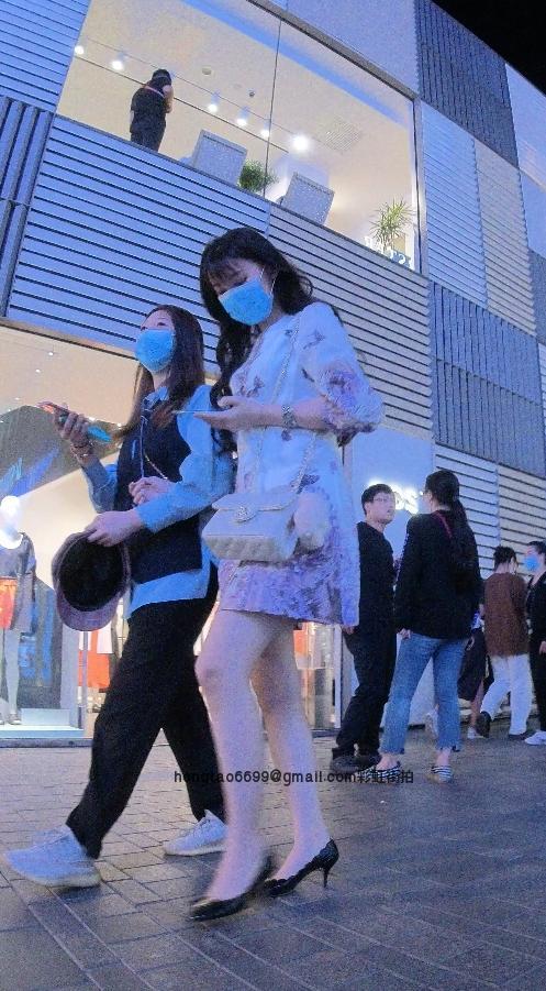 【名门夜宴2021街拍系列CD】48-49-抄底专心挑衣服的漂亮MM