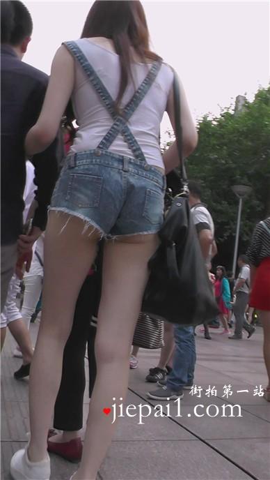 【已补档】街拍背带牛仔热裤白色运动鞋甜美女孩