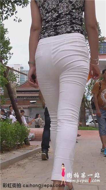 白色紧身裤的少妇，PP圆润饱满。