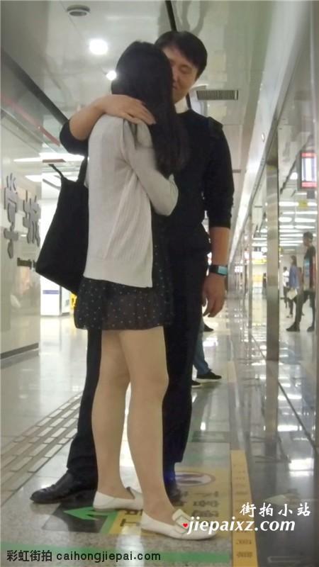 【已补档】地铁站跟男友亲密的短裙丝袜妞
