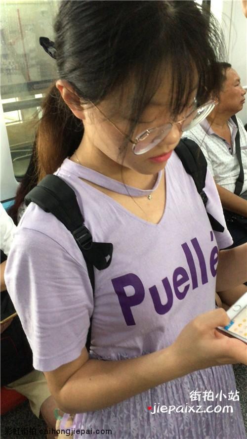 【已补档】地铁上的紫色T恤裙子眼镜妹 [529 MB/MOV]