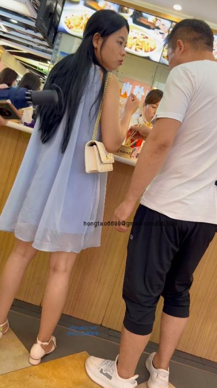 【 KFC-419 】蓝色长裙靓女和男友吃饭。白色无痕内包裹翘臀