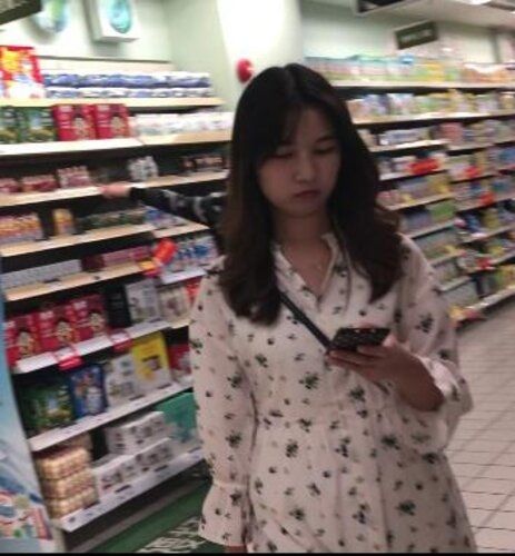 【无水印】逛超市的年轻女友长裙美女