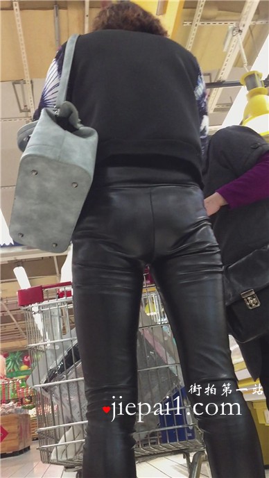 陪婆婆逛超市的皮裤儿媳。