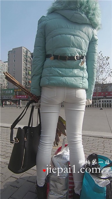 公交站偶遇超紧身白裤美少妇，小内内清晰可见。