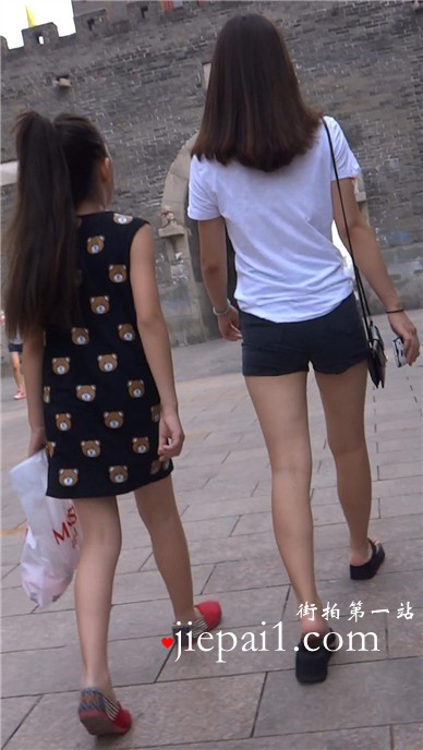 白T恤热裤美腿少妇的女儿差不多有她高了。