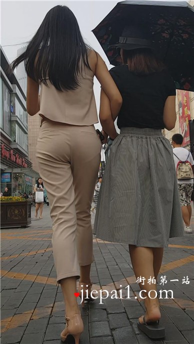 街拍偶遇极品大长腿肉色套装性感美女。
