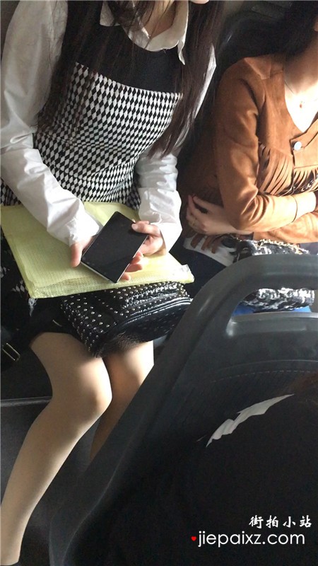 【已补档】公交车上的热裤丝袜美女