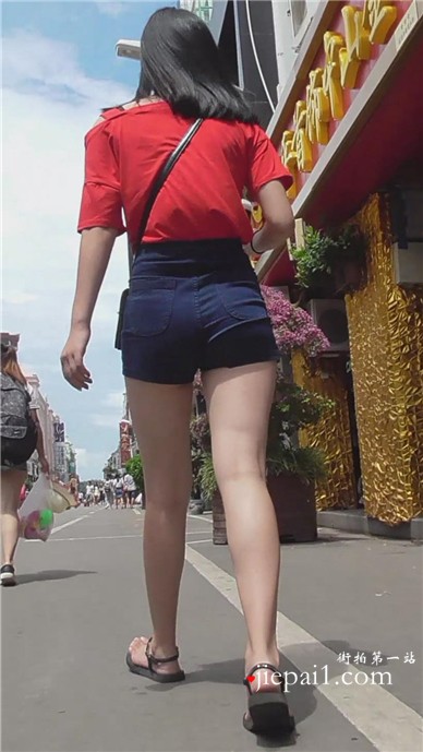 街拍红衣热裤长腿美丽小美女