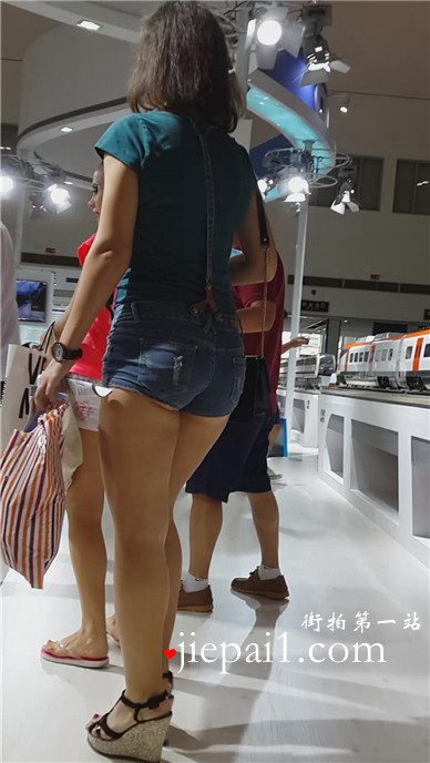 商场拍摄两位美臀紧身热裤美女