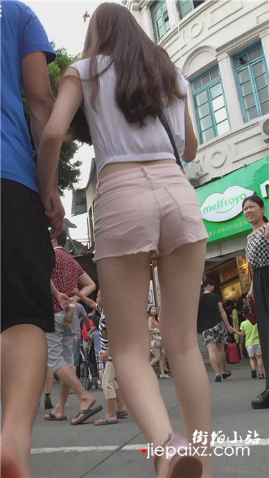 街拍粉色热裤美腿性感美女