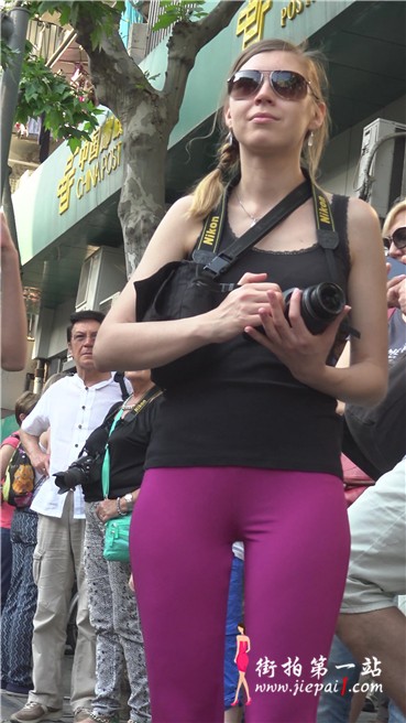 4k-街拍爱摄影的金发外国妞，苗条翘臀内痕清晰。