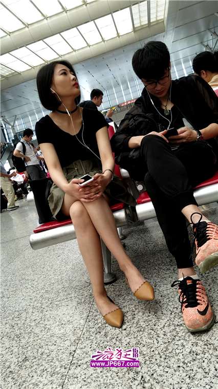 【已补档】4K视频！车站等车的绿色短裙极品白皙美腿女神-827MB