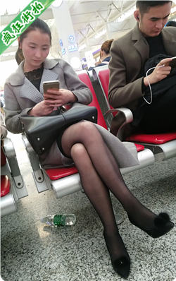 【已补档】4K视频！高铁站候车的黑丝极品长腿包臀长裙漂亮美眉-823MB