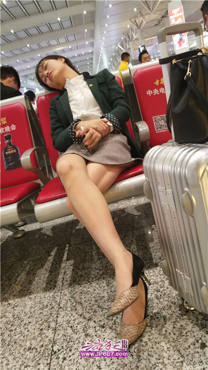 【已补档】4K超清-车站等车的短裙白皙美腿少妇-800MB