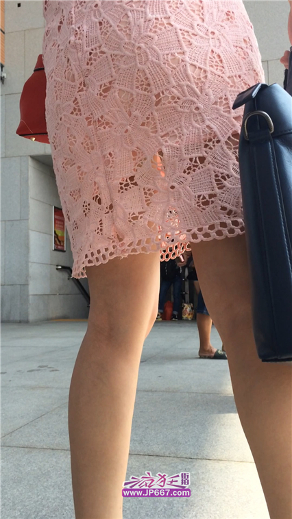 车站门口等人的粉色蕾丝短裙少妇-384MB 