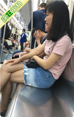 地铁蓝牛包臀短裙美女诱人白腿-213MB