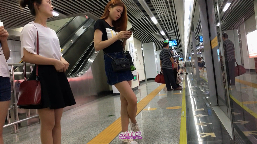 等地铁的黑色牛仔短裙少女-641MB