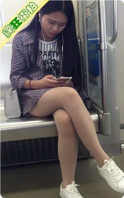地铁上低头玩手机的长发肉丝美腿美眉-398MB