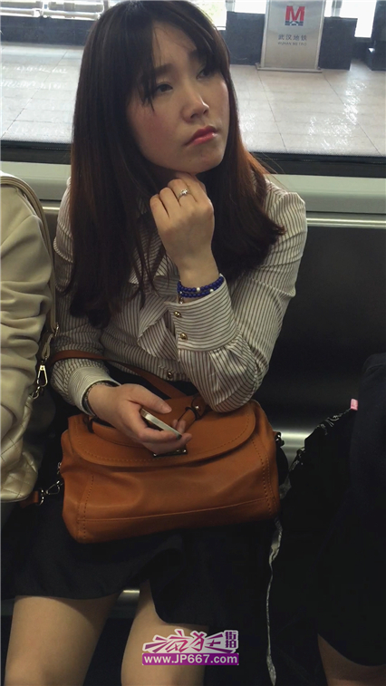 坐地铁的黑裙细高跟美女-182MB 