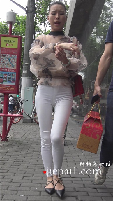 4k-街拍高挑性感苗条的紧身白裤美女