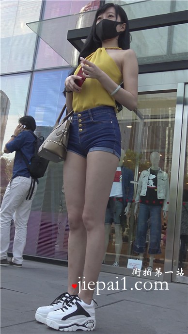 4k-街拍黄衣牛仔短裤苗条身姿颜值超高小姐姐