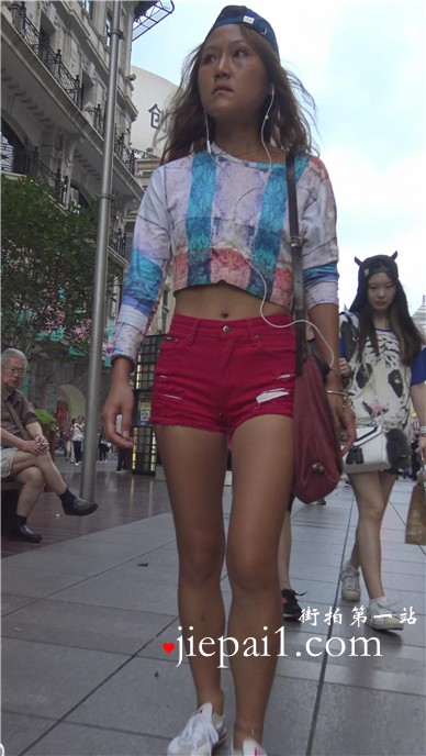 4k-街拍红短高腰热裤蜜桃臀的黝黑美女。