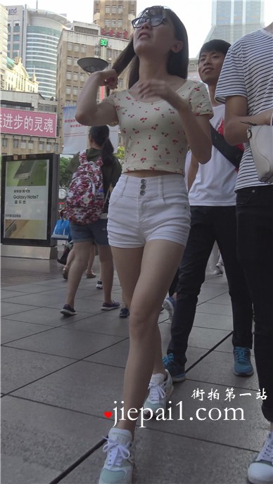 【已补档】4k-超短白热裤美腿运动鞋带眼镜的女孩。