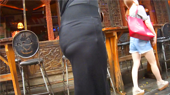 街拍极品微透黑色连衣包臀长腿美女，视频才有感觉