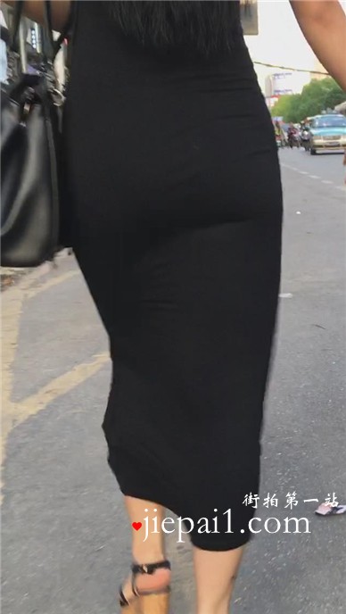 高挑长腿黑色包臀裙包出了美女的完美身材。