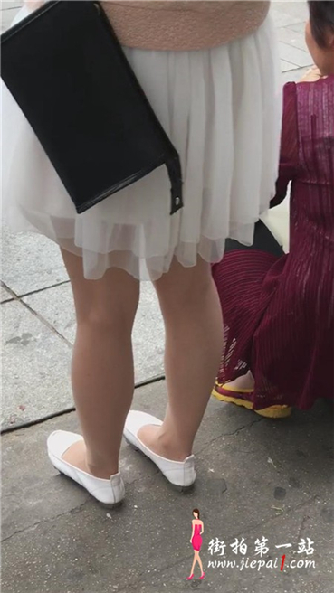 白鞋白裙薄纱肉丝美腿MM