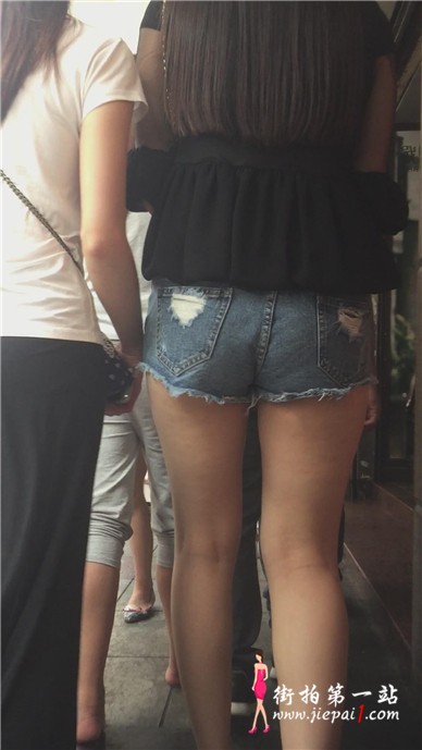 超短热裤MM跟闺蜜逛街，你的热裤很短。