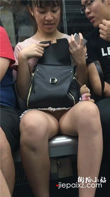 地铁对面的粉T恤衫美眉，对面的人很看了很难受。