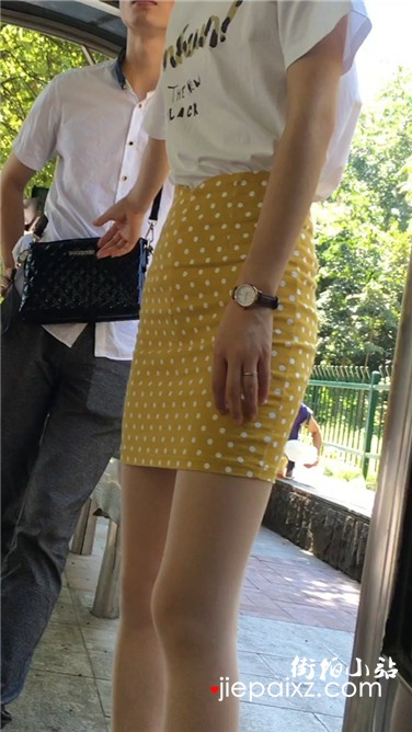 黄色斑点包臀裙苗条妹子跟小男友在等公交