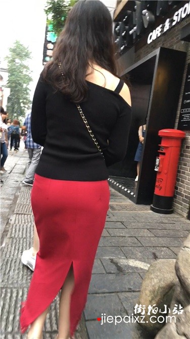 街拍极品红色包臀裙性感美女，背影就让人忍不住