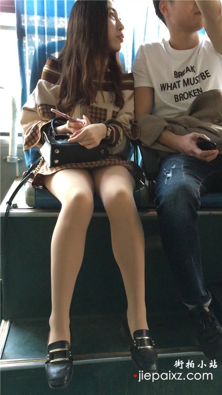 公交车上拍摄性感苗条美腿美女姐姐