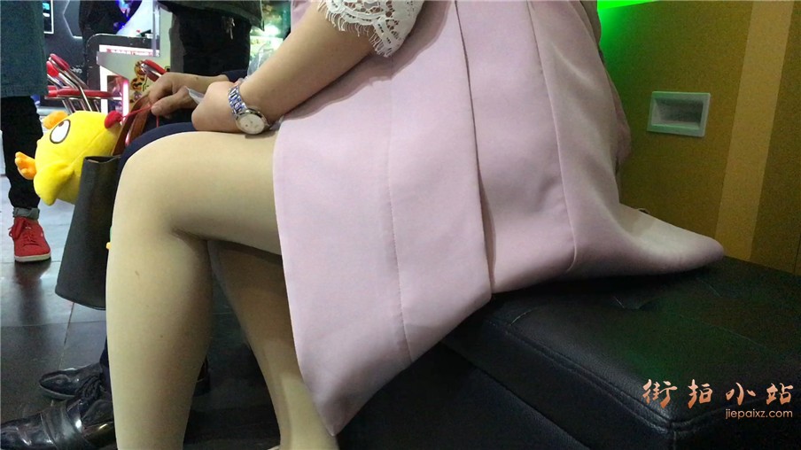 极品粉色大衣丝袜美腿甜美女孩