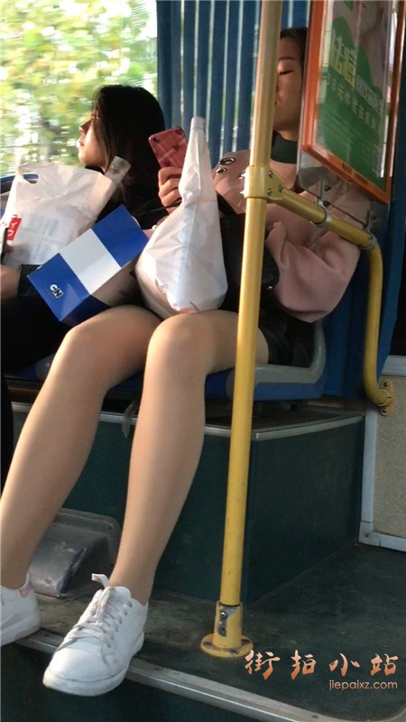 公交车上的短裙丝袜美腿