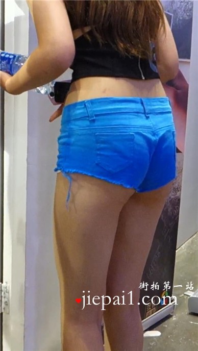 蓝色超短牛仔小热裤美少女。