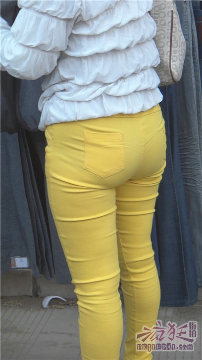 [牛仔裤] 街拍白绒袄子黄色紧身裤肉感十足宽臀的少妇【584MB】