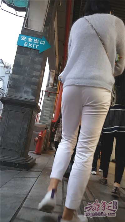 [休闲裤] 广州步行街的白裤MM【520MB】