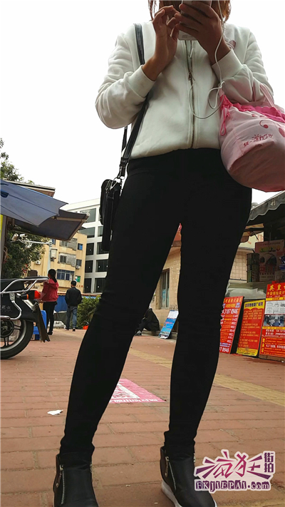 [牛仔裤] 公交站等车的紧身黑裤俏臀美眉 