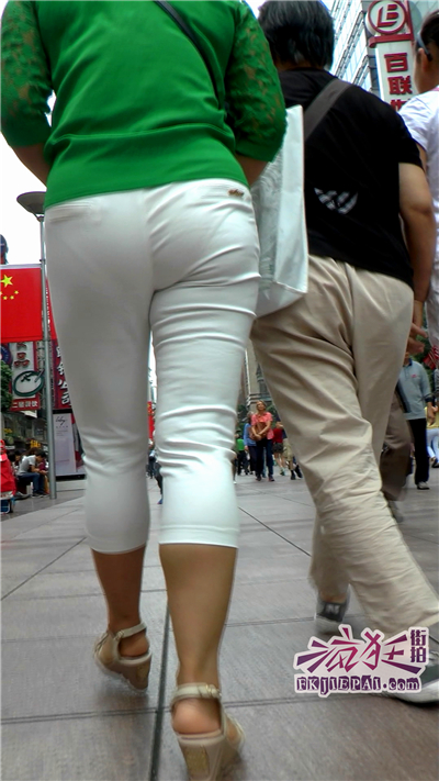 [七分裤] 街拍圆臀白裤内痕绿衫少妇