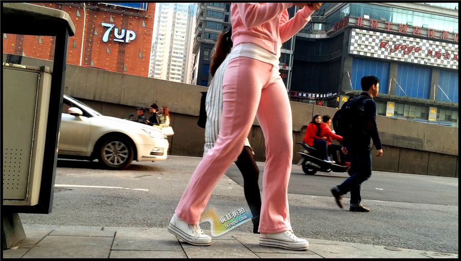 [休闲裤] 街拍极品呢绒粉裤超性感OL一枚 