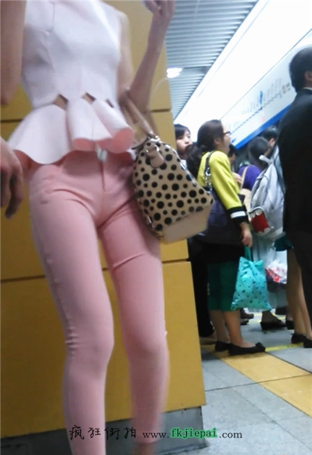 [七分裤] 地铁极品粉色美眉，恰是一道粉色闪电划过