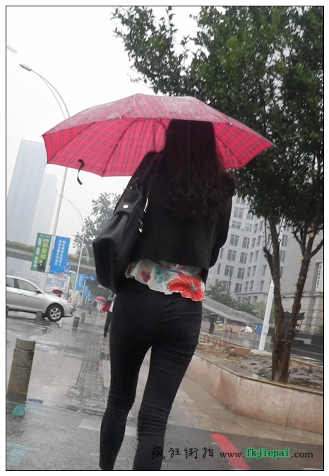 [牛仔裤] 雨中臀花 