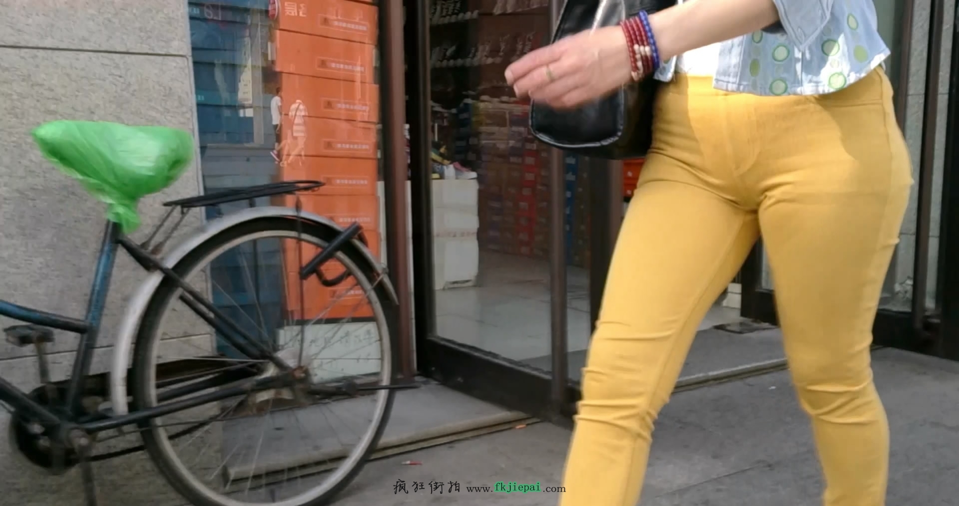 [牛仔裤] 三角紧绷的黄裤少妇 
