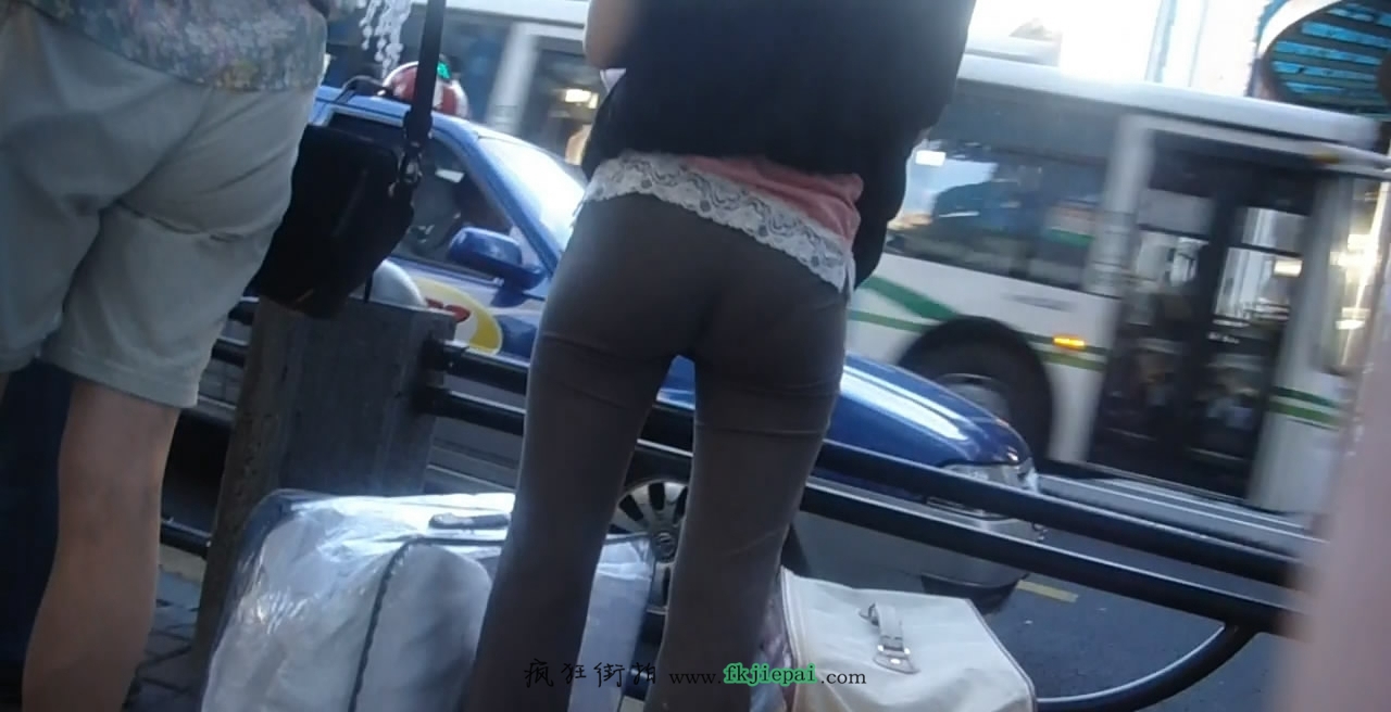 [牛仔裤] 紧裤丰臀小少妇在等车