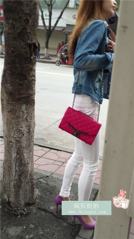 [牛仔裤] 薄透白裤MM在等公交